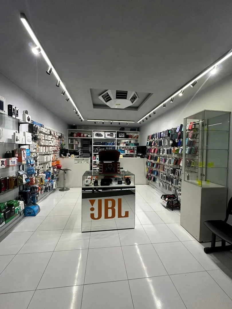 Interior da loja com prateleiras de acessórios