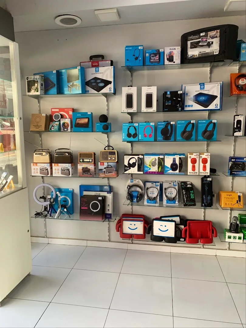 Prateleira com fones, carregadores e acessórios